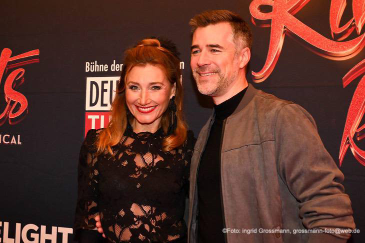 Schauspieler Daniela Kiefer und Jo Weil auf dem Red Carpet vor der Premiere von Kinky Boots im Deutschen Theater am 29.10.2025 (@Foto: Ingrid Grossmann) 